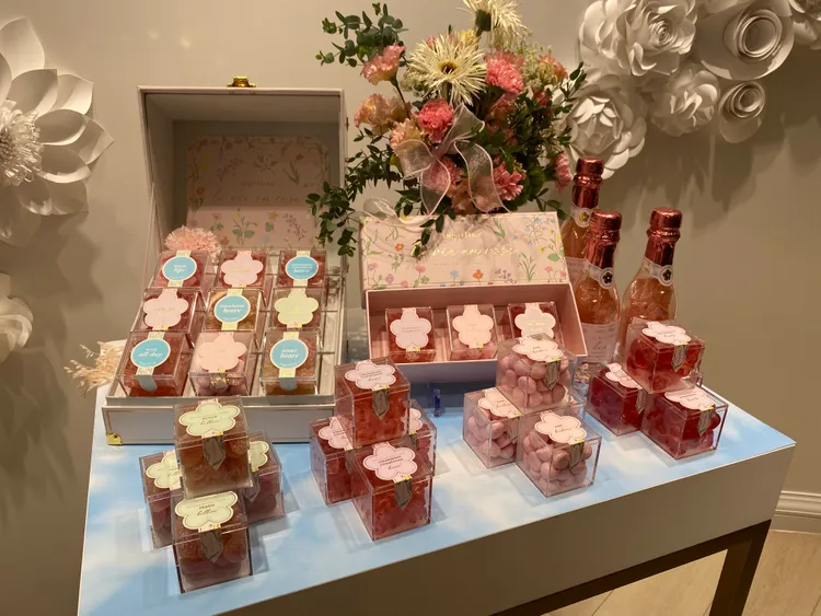 母親節限定的「玫瑰人生」禮盒，以粉嫩浪漫的設計為主視覺，象徵對母親的感謝與愛。黃若綾攝