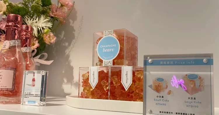 小樂不藏私地推薦自認必吃的經典口味「香檳小熊軟糖」，指出這款使用香檳王原料製成，口感層次豐富，氣味高雅，是認識Sugarfina的絕佳入門選擇。黃若綾攝