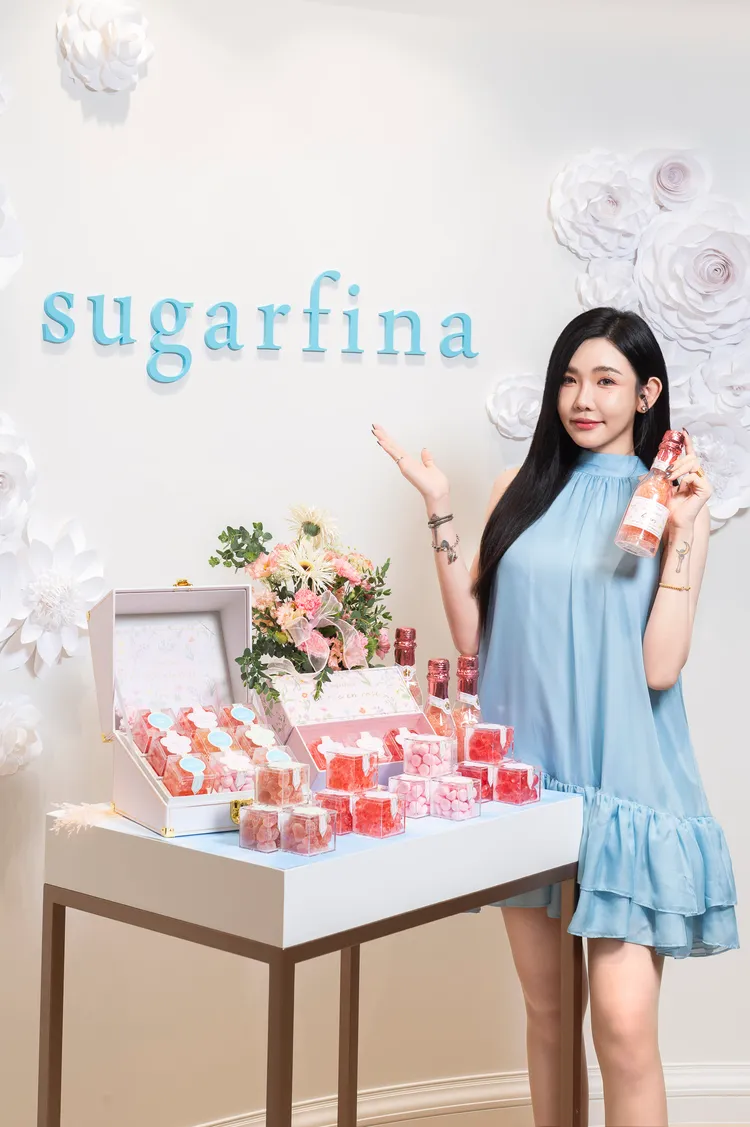 許允樂甜美出席sugarfina台北101旗艦店開幕一週年慶，浪漫揭曉母親節限定【La Vie En Rose玫瑰人生】系列。業者提供