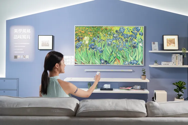 三星全新The Frame Pro搭載無線美型集線器，擁有抗反光消光黑面板與Pantone色彩認證，讓藝術作品也能完美在家中重現。三星提供