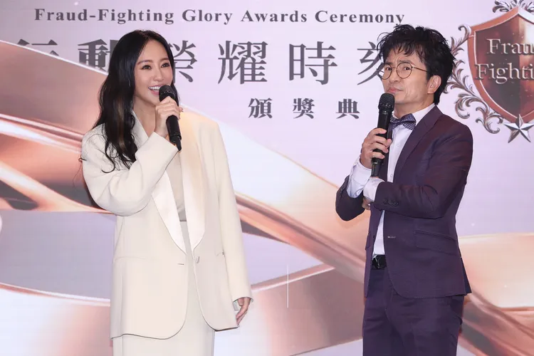 主持人唐從聖以及公益大使關穎。彭欣偉攝