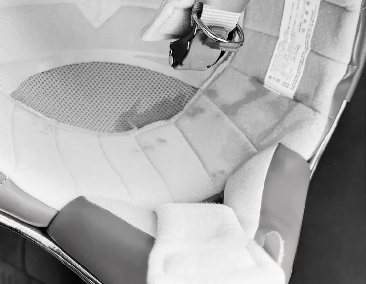 女子安全帽被人拿上車，流下不明液體丟路旁，她懷疑被人拿去「打Ｘ槍」。翻攝照片