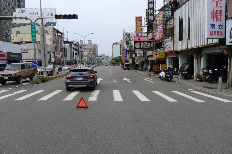 腳踏車騎經行人穿越道時被撞。民眾提供