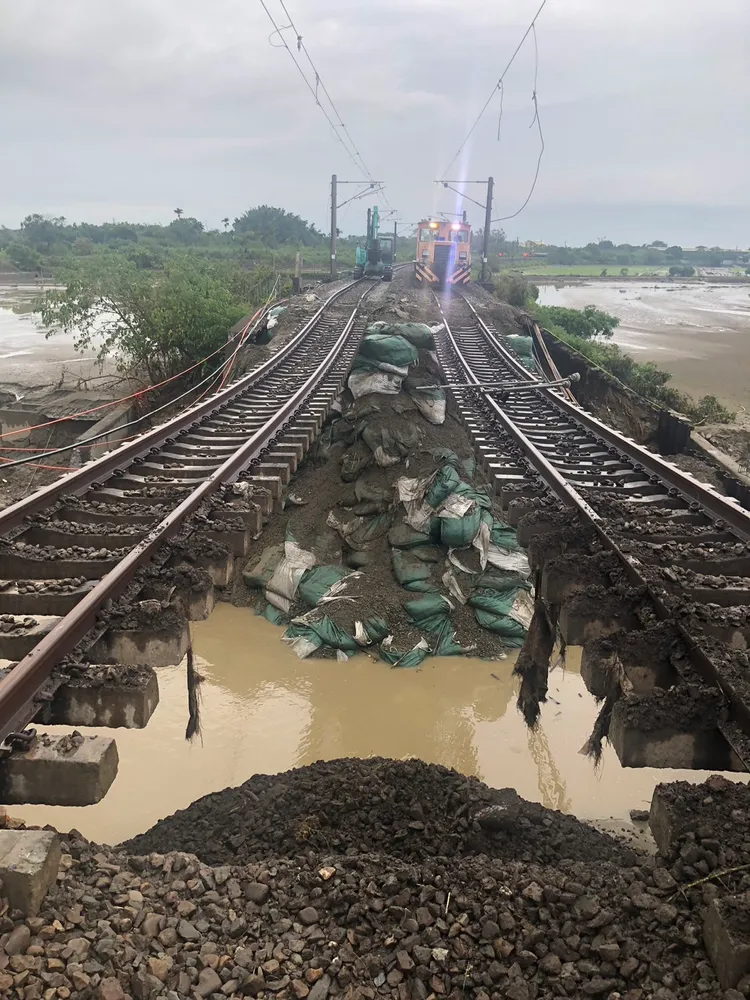 113年7月26日凱米颱風造成八掌溪橋路基遭沖刷。台鐵提供