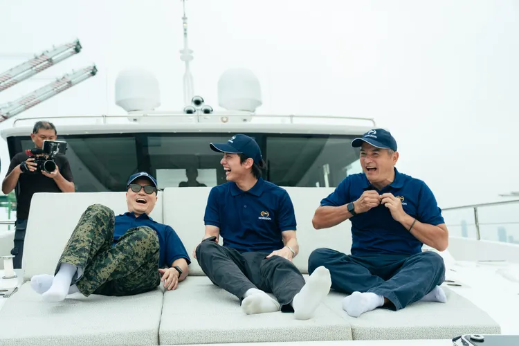 李銘順（右起）、范少勳、李銘忠體驗遊艇的設施。公視提供