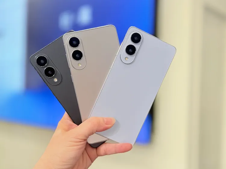 三星S25 Edge共有鈦輕銀、鈦輕藍、鈦輕黑三種顏色。趙筱文攝