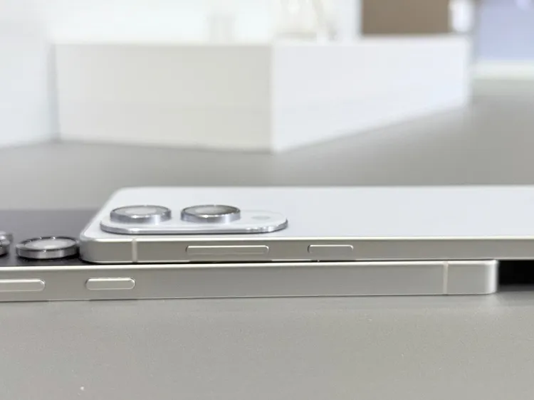 Galaxy S25 Edge（上）機身厚度僅5.8mm。趙筱文攝