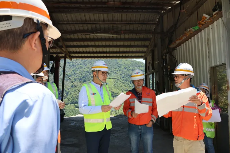 立法院副院長江啟臣今到台8線83K會勘，要求公路局針對中橫復建加速進度，2029年完成設計發包。江啟臣辦公室提供