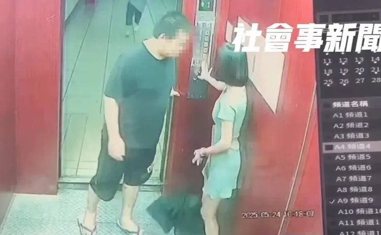 黑衣男進入電梯後開始打量正妹。翻攝自社會事新聞影音