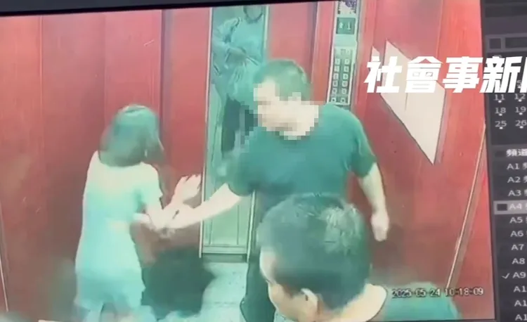 黑衣男伸手拉扯正妹。翻攝自社會事新聞影音