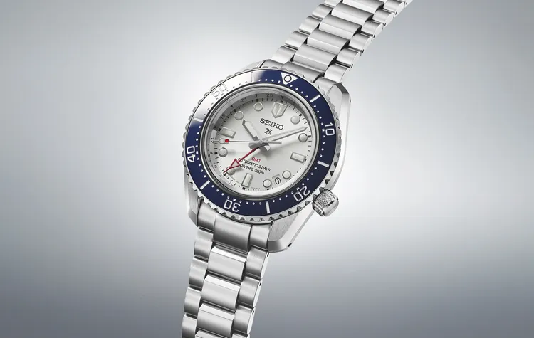 錶款外觀以清爽藍白色呈現簡約視覺。品題提供