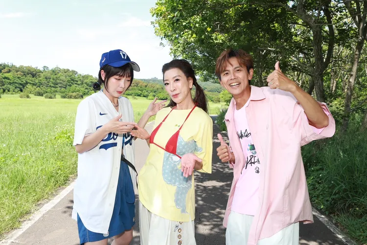 楊繡惠（中）實現諾言，外穿比基尼，感謝觀眾，籃籃（左）和阿翔驚呆。民視提供