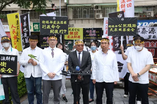藥師怒了!喊「邱泰源下台」 還帶鸚鵡諷刺「這件事」