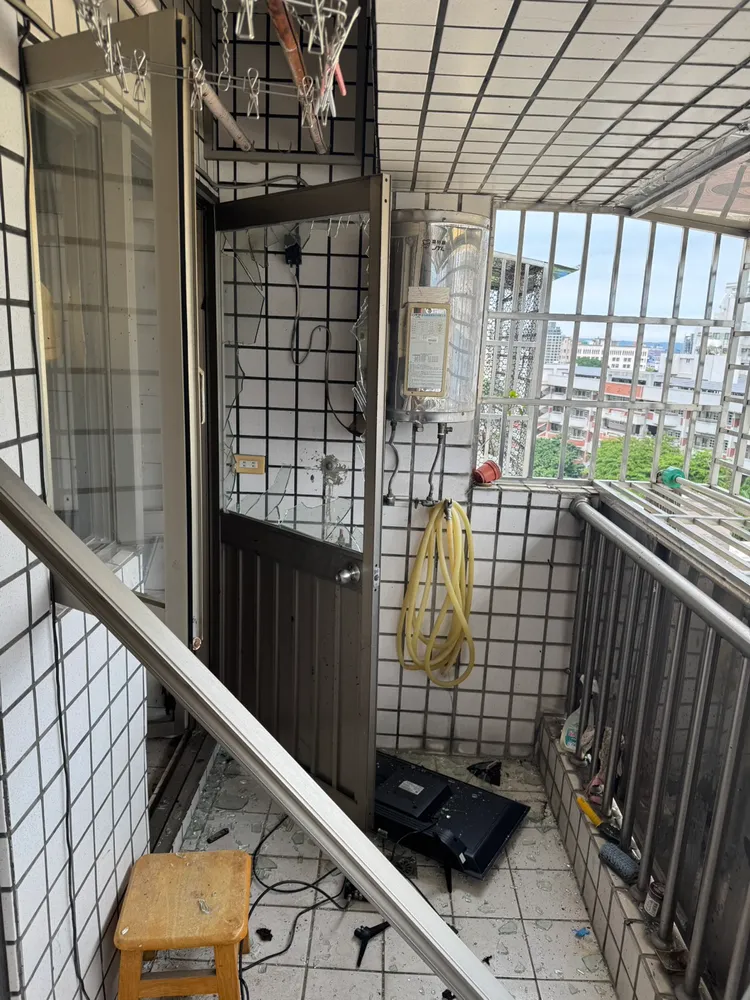 玻璃門被氣爆震碎。民眾提供