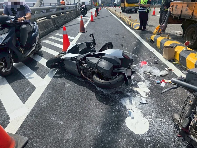 現場顏料散落。警方提供