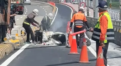 新北环快离奇车祸　标线工程进行中...21岁骑士撞上工人