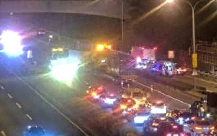 事故造成後方車流一度回堵，直到凌晨快1時才排除全線通車。翻攝照片