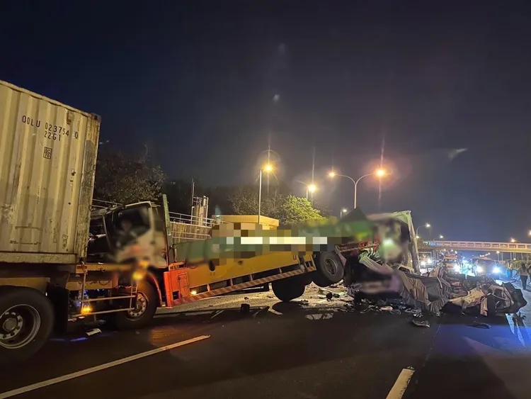 5車分別為2聯結車、2大貨車及1部轎車。取自道路救援張家班