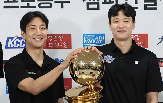 許訓（左）與許雄（右）如今再度同隊。翻攝自韓網