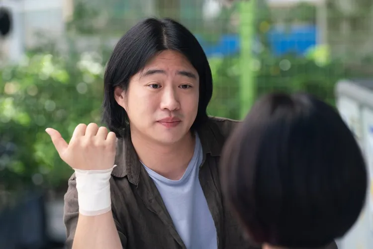 安宰弘是接受肺臟移植手術的編劇志願生。車庫娛樂提供