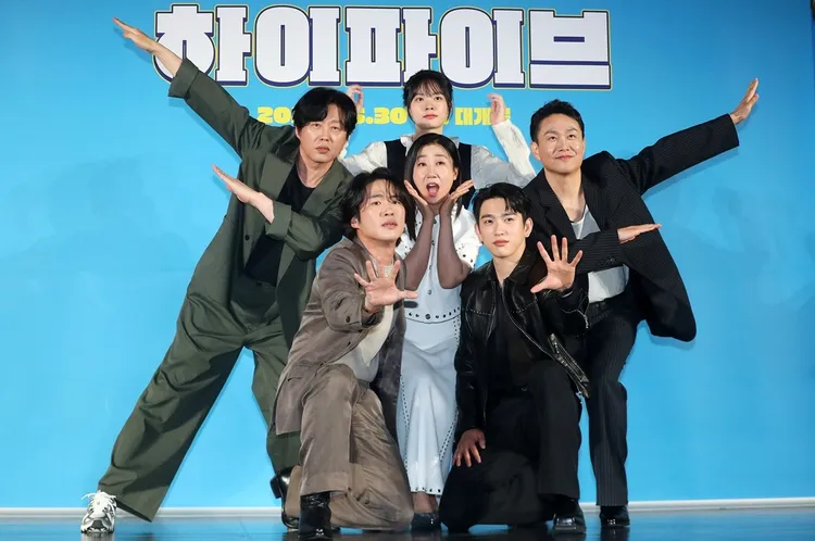 《異能5：死了一個超人以後》因劉亞仁延宕4年，日前記者會上安宰弘（前排左起）、羅美蘭、朴珍榮、金熙元（後排左起）、李在仁、吳正世合體宣傳。翻攝Newsis