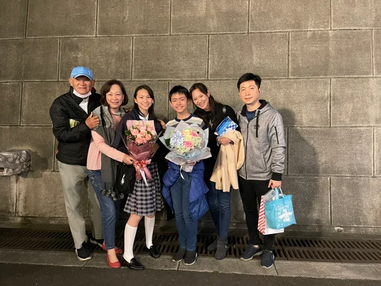 虎門科技創辦人、總裁楊舜如全家福，家人感情好常出遊，一家人彼此扶持。楊涪嵐提供