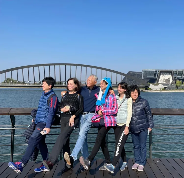 虎門科技創辦人、總裁楊舜如全家福，家人感情好常出遊，一家人彼此扶持。楊涪嵐提供
