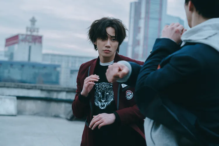 李濬榮詮釋講學高中混混「金成帝」。Netflix提供