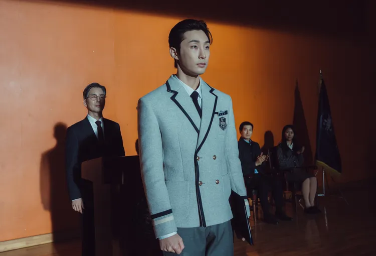 裴那羅飾演的與日高中模範生「那白真」。Netflix提供