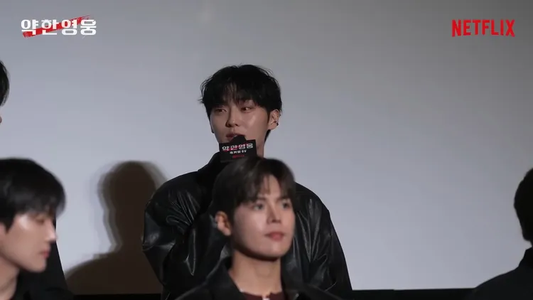 第1季的崔顯旭（後）接棒給第2季的厲雲（前），2人恰巧在《閃亮的西瓜》演父子。翻攝YouTube