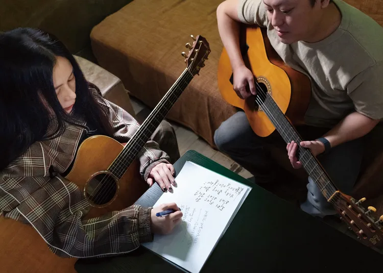 徐若瑄（左）與代言品牌CEO Jon腦力激盪創作新歌。圖／IKIGAI提供