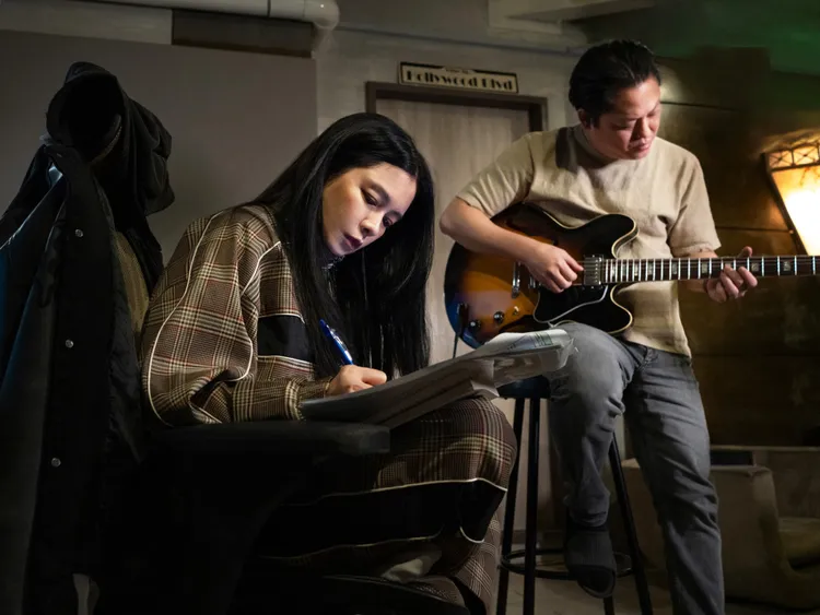 徐若瑄（左）與代言品牌CEO Jon腦力激盪創作新歌。圖／IKIGAI提供