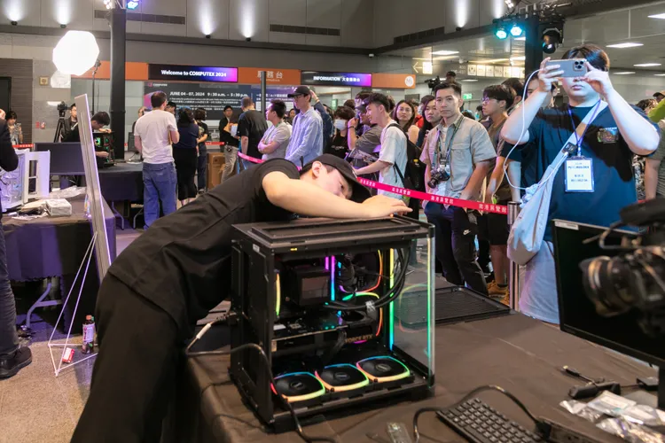參賽選手專注打造屬於自己的PC主機，在COMPUTEX活動展場入口也引發許多關注。Newegg 提供