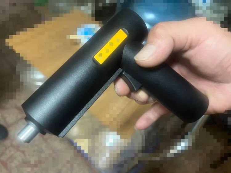 真相是L型電動螺絲起子。警方提供