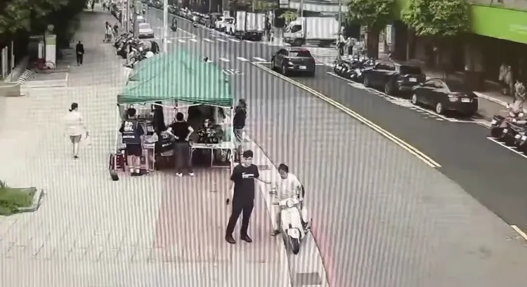 便衣員警勸離王男。警方提供