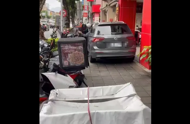 白髮老翁貪圖方便把車開上人行道。ENews授權提供