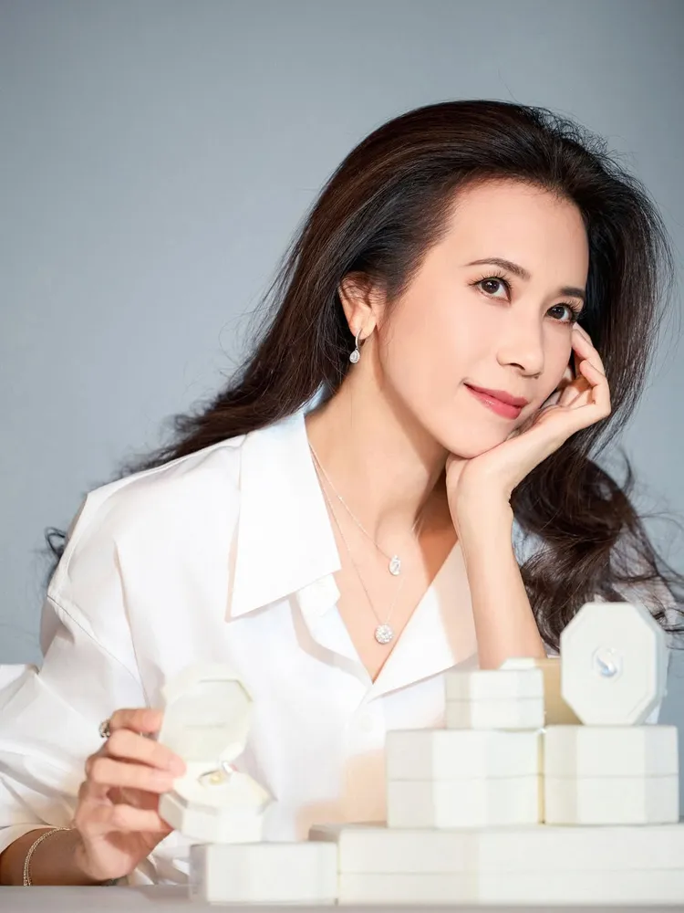 莫文蔚疊搭圓形與水滴型的Eternity單鑽光環鍊墜。翻攝莫文蔚IG