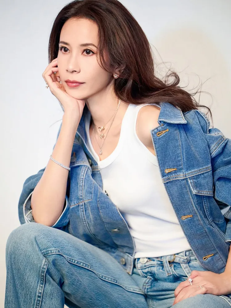 莫文蔚以率性牛仔風格搭配無限符號的Eternity鍊墜。翻攝莫文蔚IG