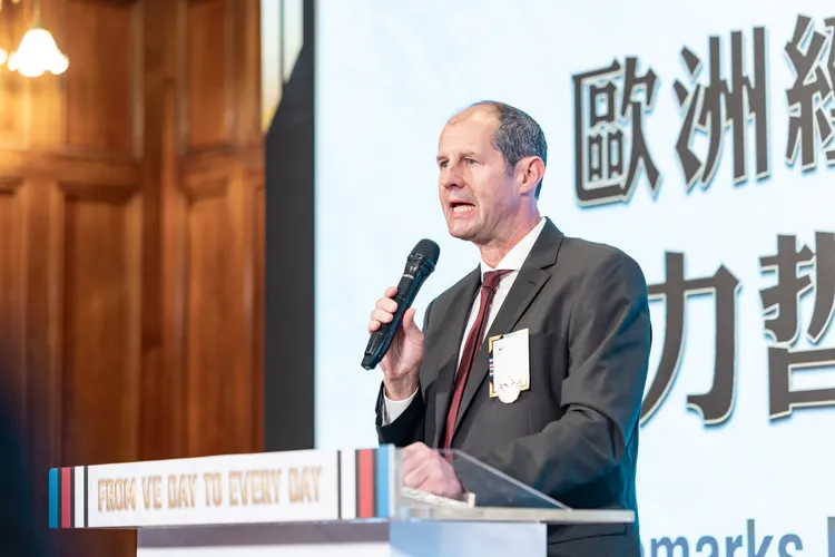 歐洲經貿辦事處處長谷力哲（Lutz Güllner）出席茶會。總統府提供