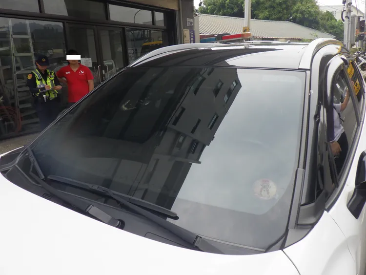 被鐵條砸中的自小客車。民眾提供