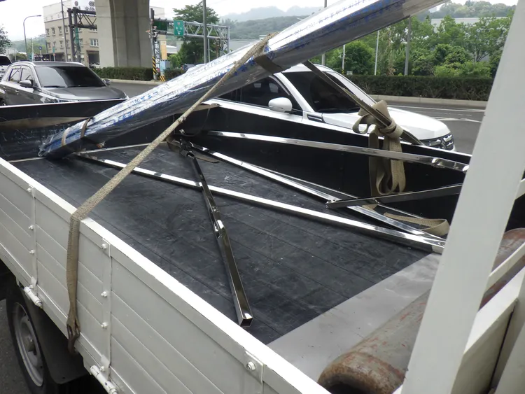 小貨車載有40根鐵條，噴飛只剩13根。民眾提供