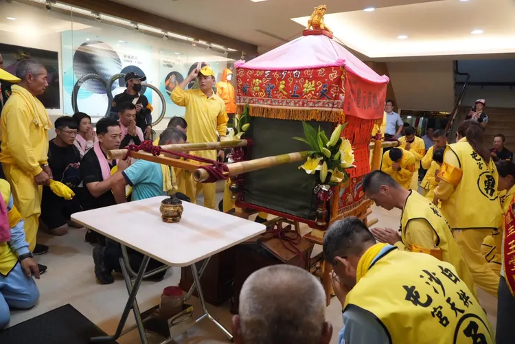 白沙屯媽祖回鑾期間，都會以綠色帆布蓋住鑾轎，專家說這是為了讓媽祖休息、守住靈力。翻攝拱天宮臉書