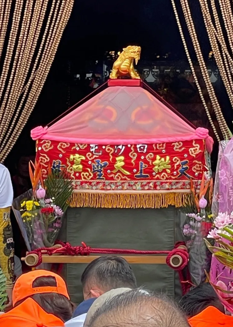 白沙屯媽祖回鑾期間，鑾轎以綠色帆布蓋住，讓媽祖休息、守住靈力。讀者提供