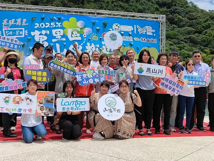 萬里地區配合母親節，於5月10日至11日推出限定優惠活動，包括亮山川休閒農場推出女士免費入園，園區亮海餐廳的母親節特製主廚料理。公所提供