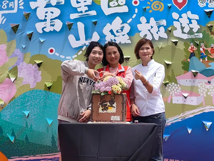 「翻糖女神」裴志偉老師與區長黃雱勉一齊製作繡球花翻糖蛋糕，成為山線旅遊活動亮點之一。公所提供