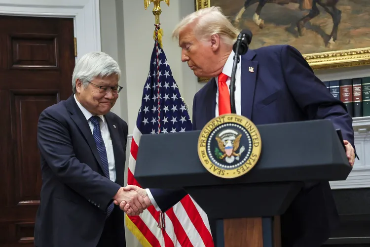 賴清德政府沒掌握台積電這張王牌，獨自讓董事長魏哲家（左）與美國總統川普宣布赴美增加千億美元投資。路透 