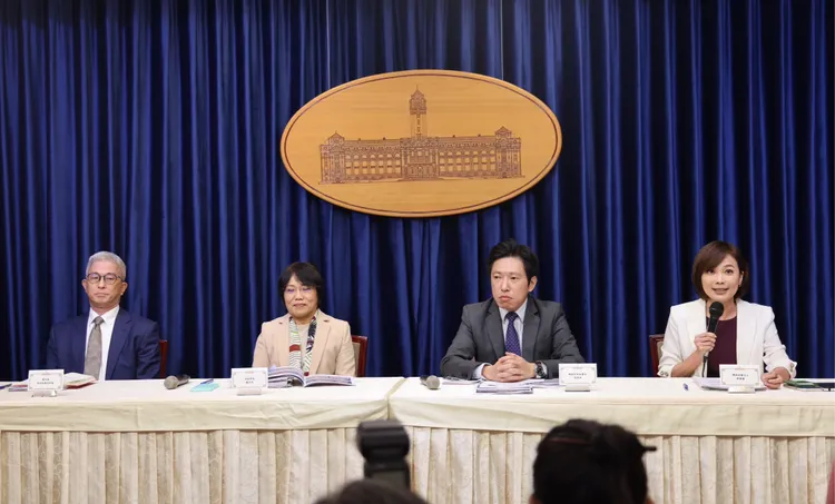 賴清德成立總統府直轄的「全社會防衛韌性委員會」只能說是高層幕僚顧問層級，無法真正改變體制運作。左起國安會副秘書長徐斯檢、內政部長劉世芳、總統府副秘書長張惇涵、發言人郭雅慧。李俊毅攝