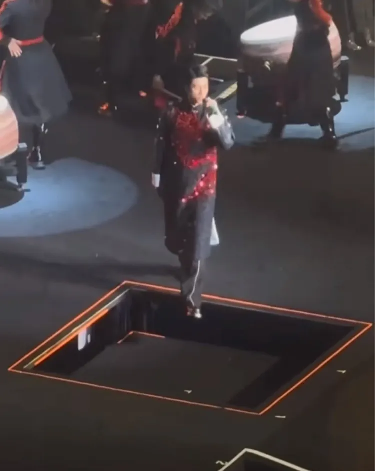 王力宏唱到一半險跌落舞台。翻攝微博