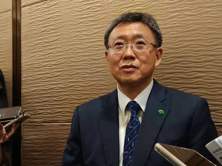 新台幣升值對大量投資海外的壽險業造成的匯兌損失，國泰人壽執行副總林昭廷表示，國壽操作避險有20年經驗。許麗珍攝