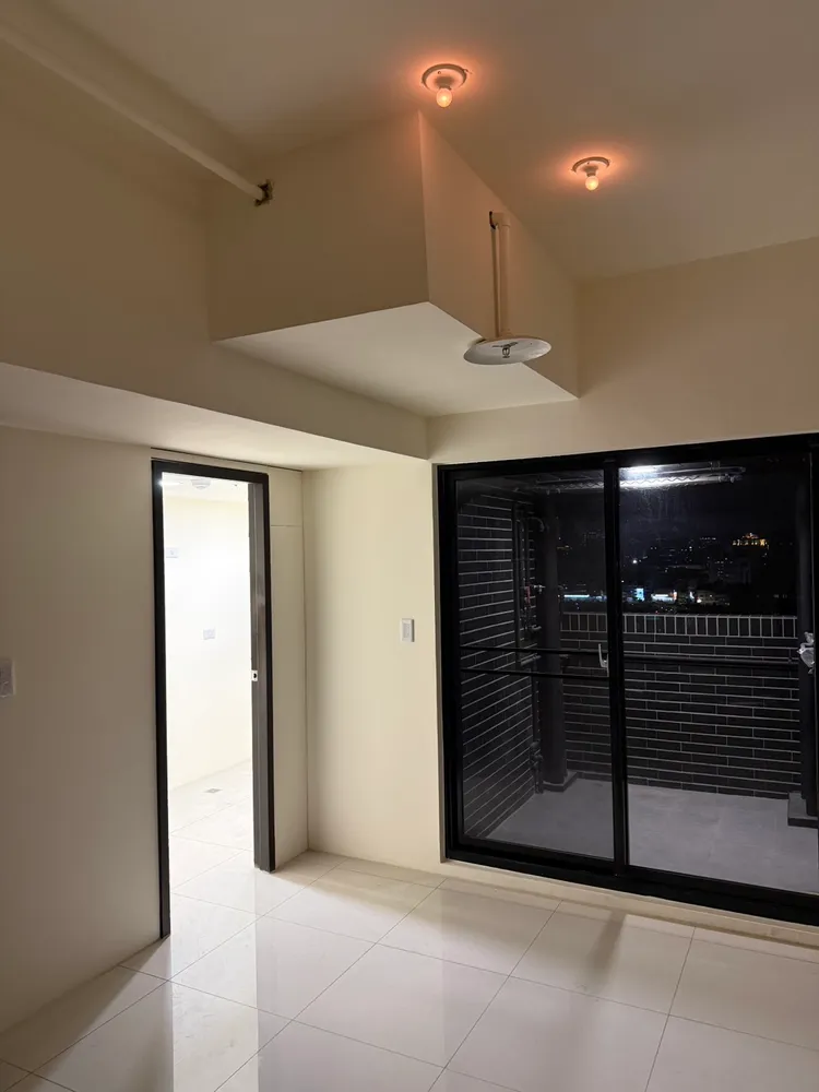 住家天花板若有污水管，過去常見落在2樓，但近年來超高宅增加，中戲水箱層也容易出現管線相關爭議。葉家銘攝